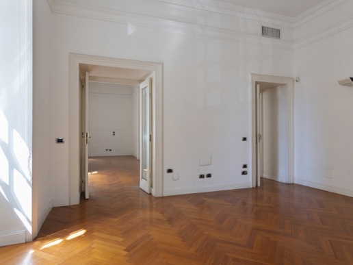 Elegant and bright apartment of 249 sqm with cellar - 7